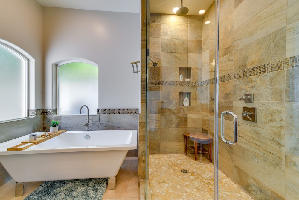 Waterfront Luxury Gilbert Retreat w/ Pool  Spa! - Property Image 16