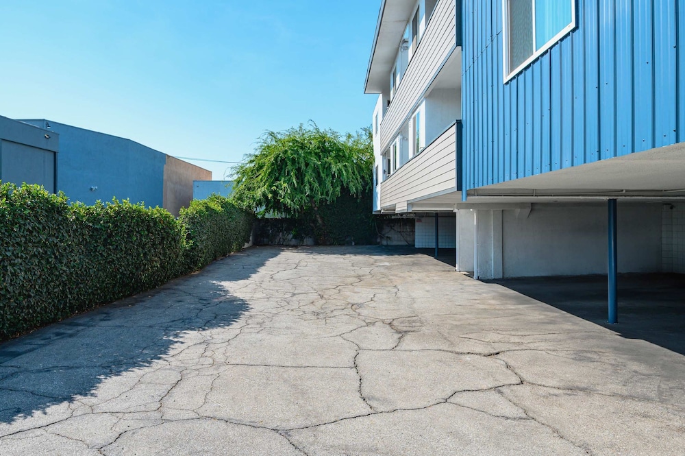Stylish Home w Free Parking Near LA Hotspots 8