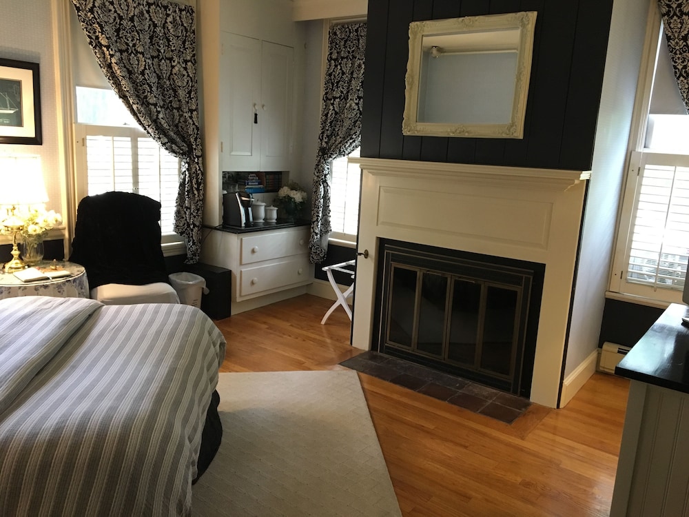 PineCrest Inn