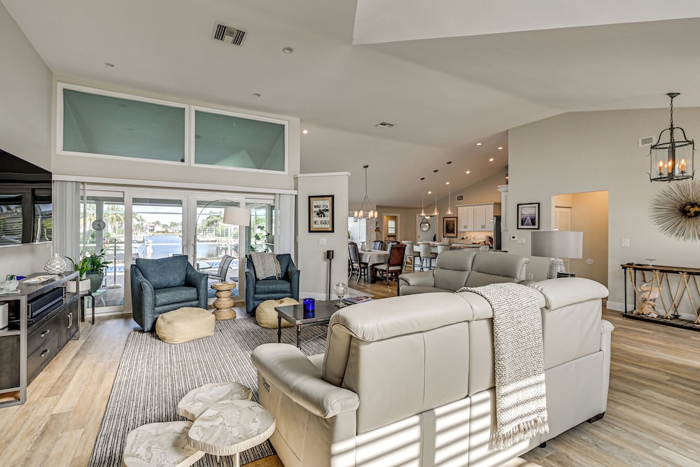 2 Mi to South Beach: Waterfront Home w/ Lanai!