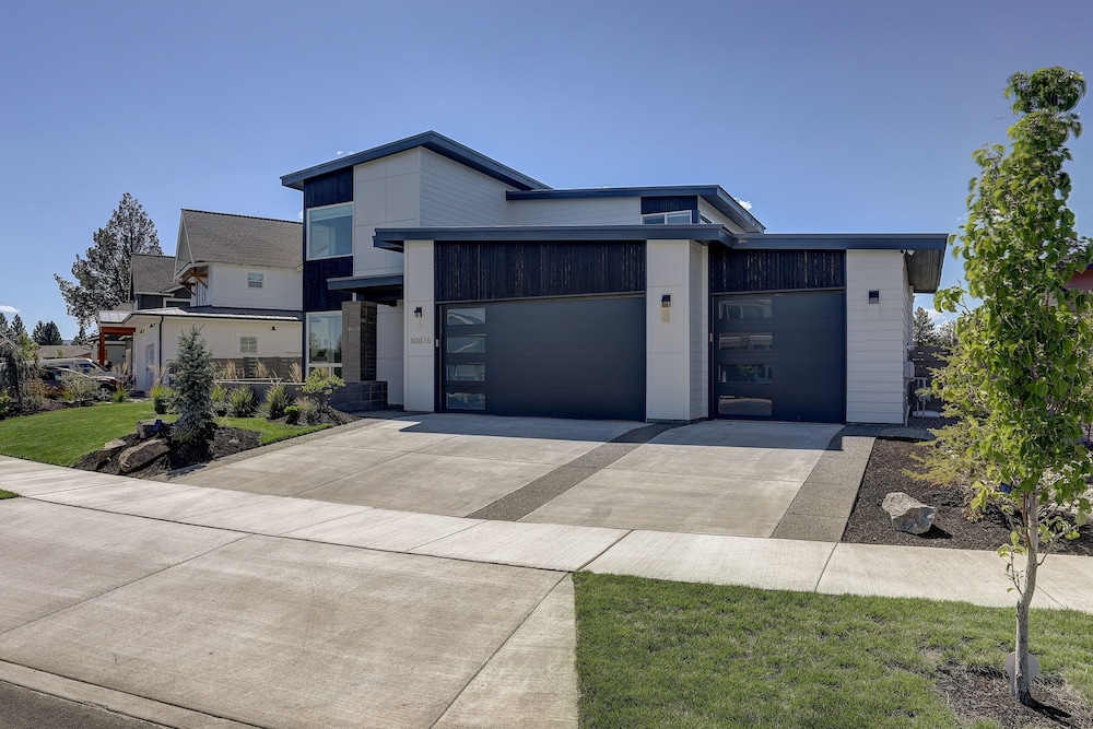 Ruby Peak *30 Day Minimum 4 Bedroom Home by RedAwning
