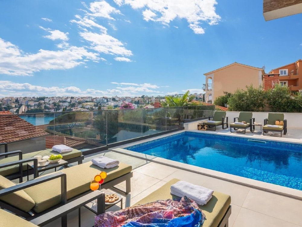 Luxury Villa With Swimming Pool and Sauna