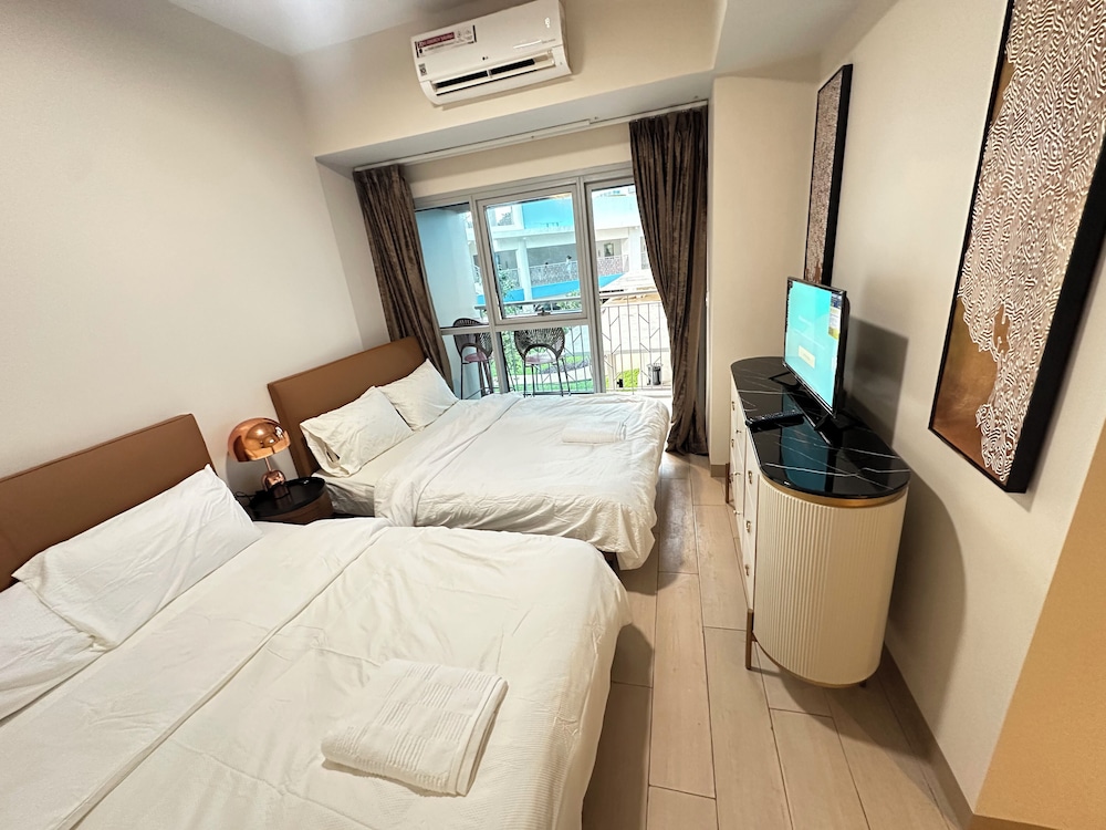 Luxury Penthouse & High-Floor Hotel near City of Dreams, Airport, Okada, and Solaire Casino