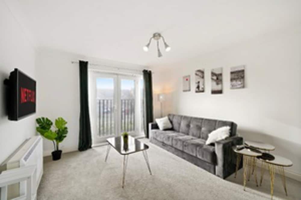 Stylish 2 bed Apt - Free Parking