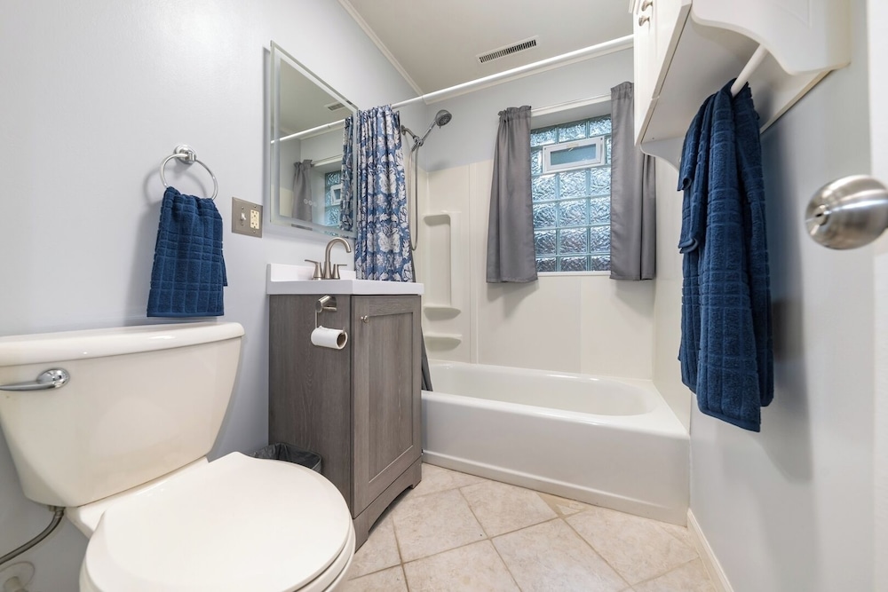 Spacious 3BR House With Firepit & Grill, Near Beach