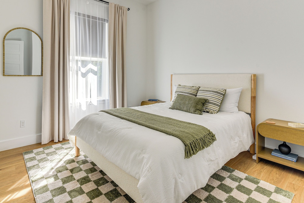 2 Mi to Dtwn Houston: Stylish Retreat w/ Balcony