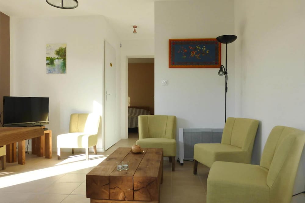 Nice Holiday Home With Private Terrace, Arpaillargues-et-aureillac