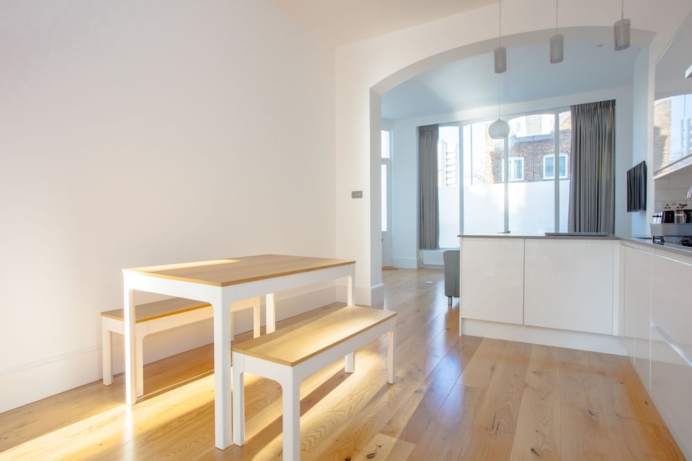 Newly Refurbished Modern 3 Bedroom Apartment in Affluent Fulham