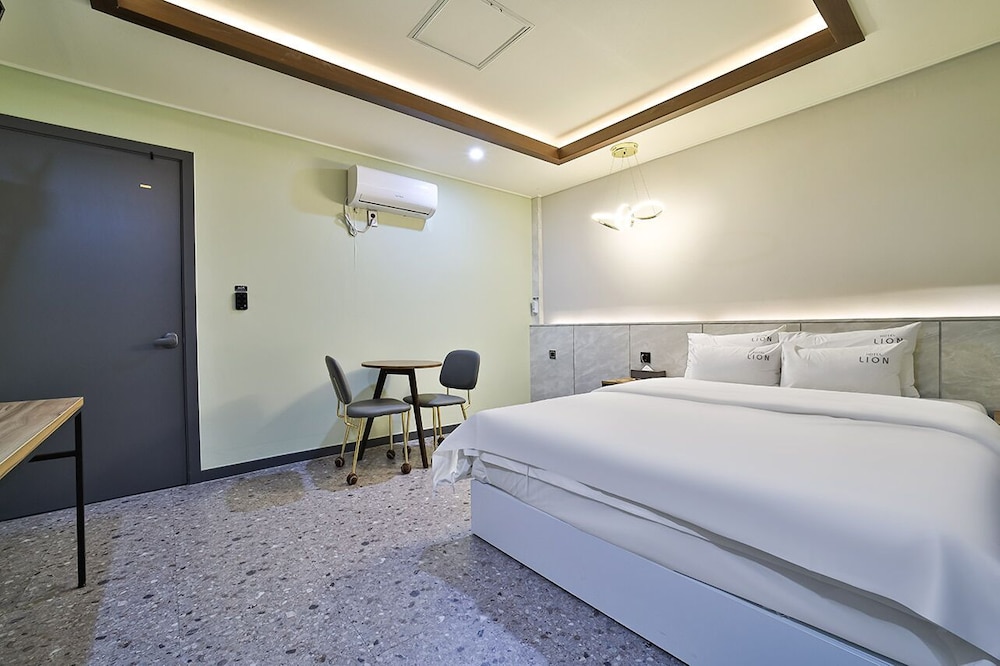 HOTEL LION