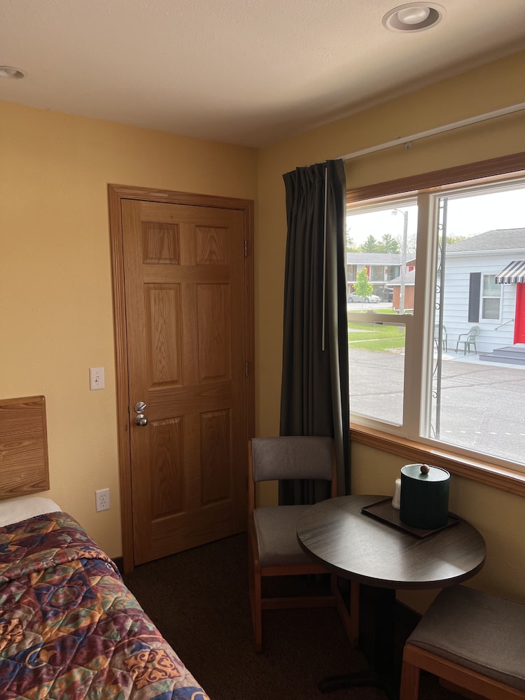 All Star Inn & Suites