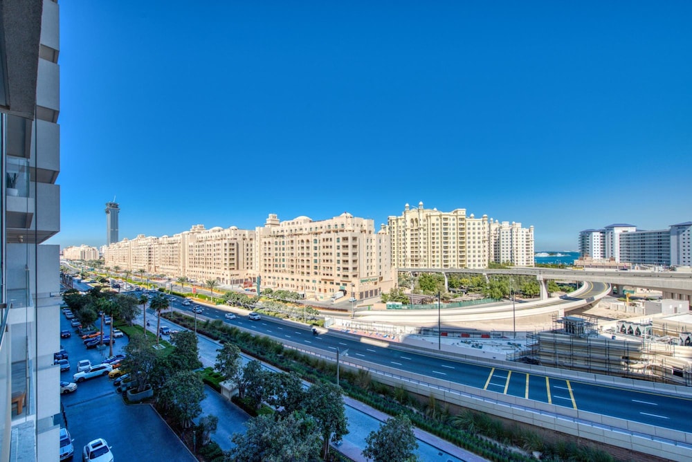 Vibrant Getaway in a Classy Five Palm Jumeirah Apt
