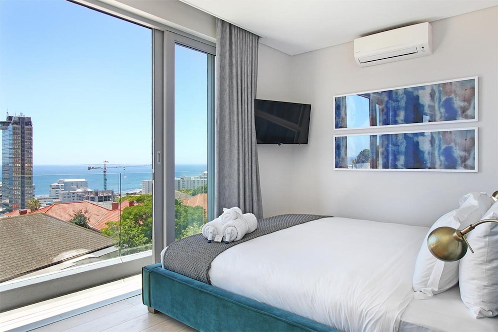 Bright 2bed in Sea Point w Sea Views Helio Haven