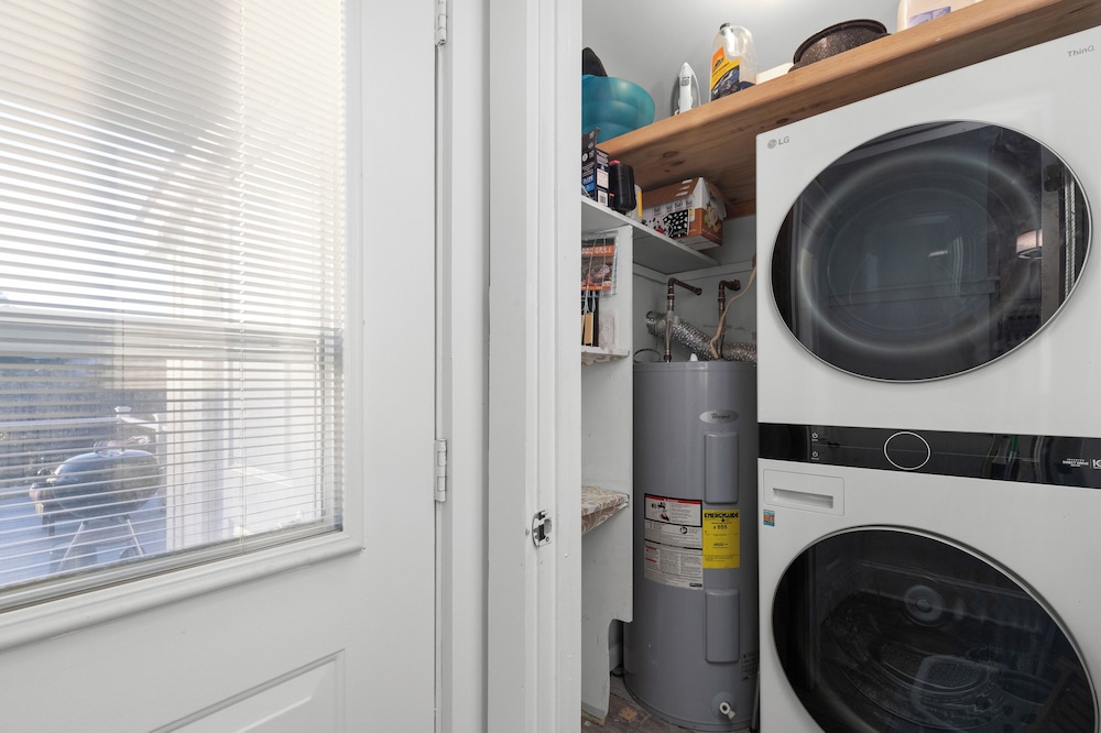 Searenity Awaits: 2-bd, 2-ba Coastal Escape! Perfect for 5! Pet Friendly!