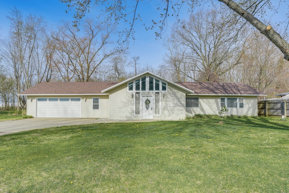 Benton Harbor Home w/ Fire Pit - 2 Mi to Beach! view 5