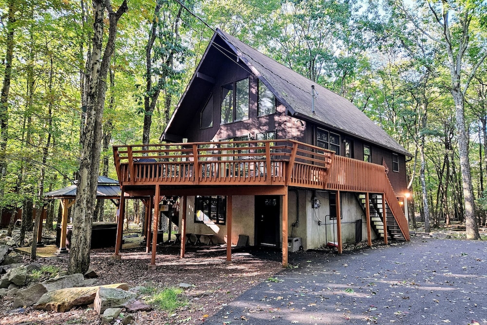 Hotel Grateful Escape Avantstay Hot Tub, Sauna, Deck, Firepit, Beach Access - Image 1