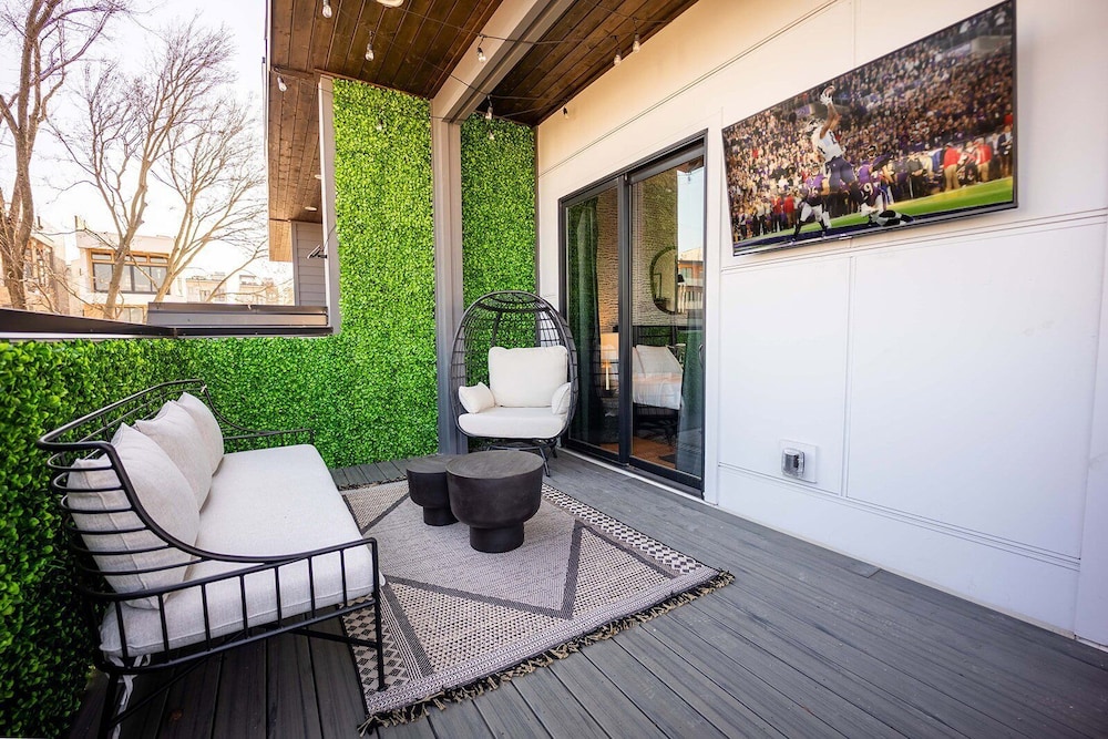 Heart of Gulch - 4 Min to Broadway - Designer Home