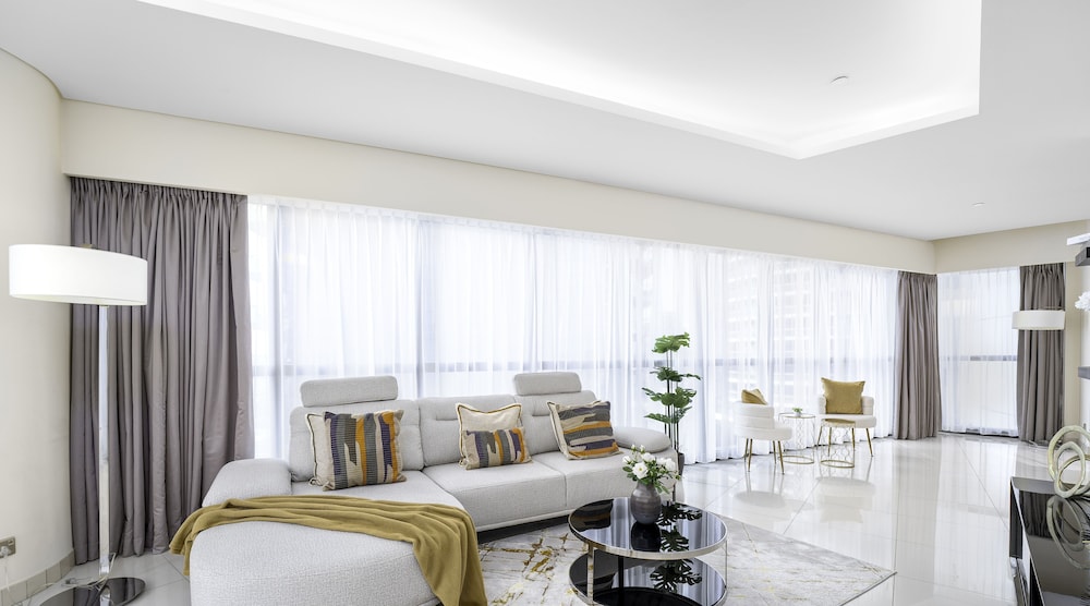 Glamorous 2BR in Damac Paramount Tower