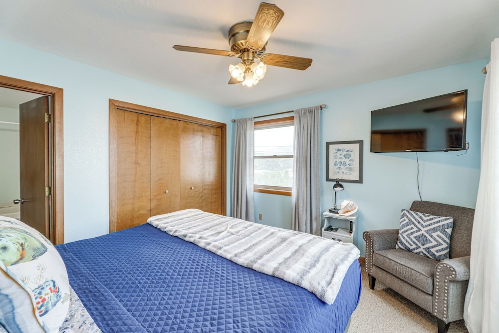 Walk to Beach: Dog-friendly Home in Lincoln City
