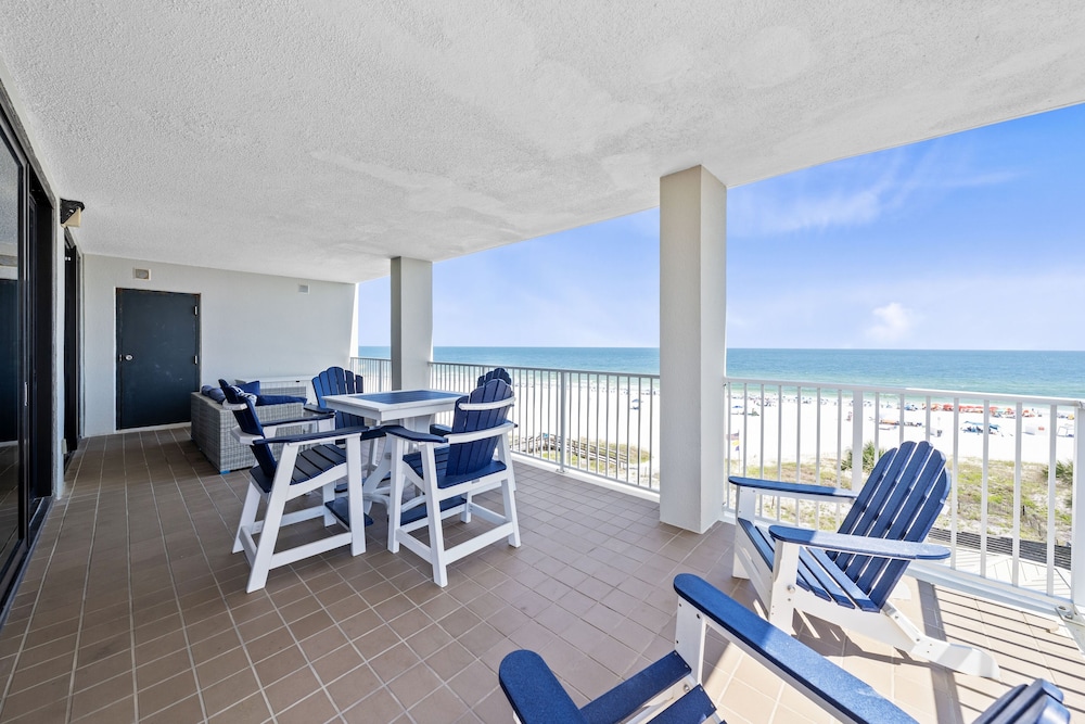 Pelican Pointe by Hosteeva