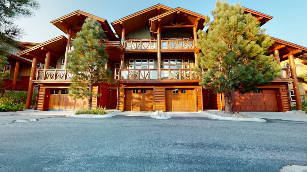 Juniper Crest 6 3 Bedroom Townhouse by RedAwning