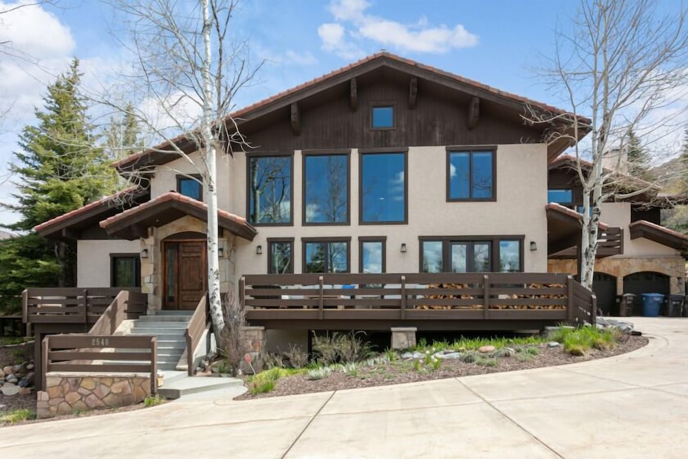 2540 Queen Esther Dr - 5 Bedroom Home with Spa 5 Home