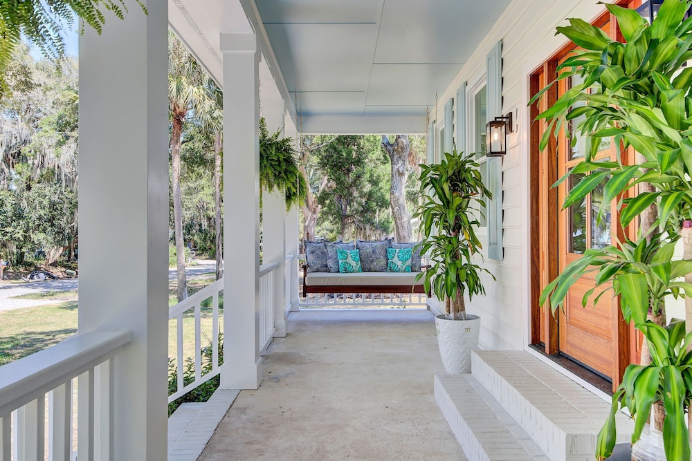 Southern Oasis by Avantstay 0 5mi Walk to the Beach Pool Patio Large Yard