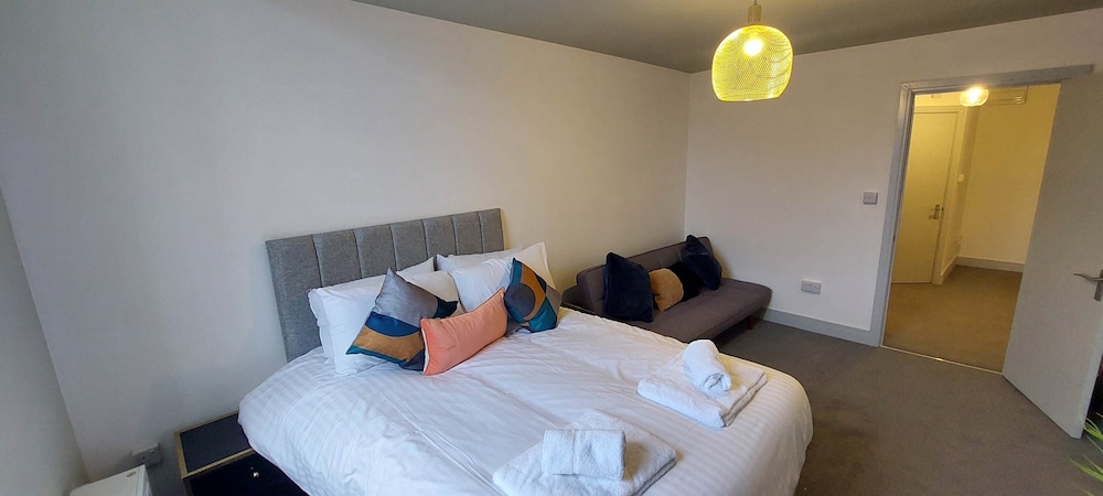1 Bdr Modern Living in The Old Bank Hse
