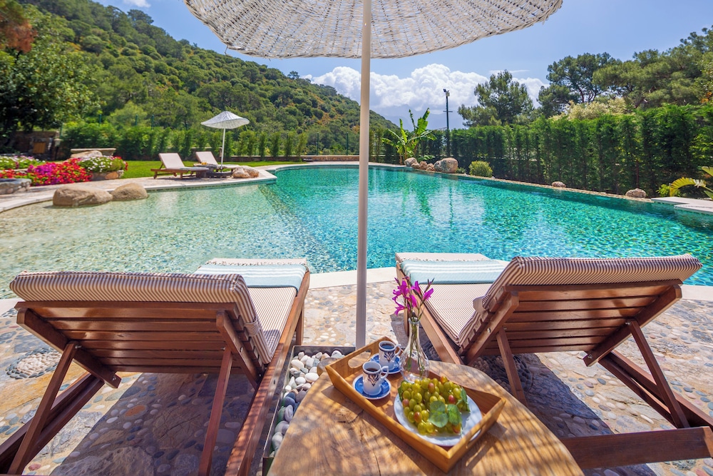 Private Island-Style Ultra Luxury Villa Estate
