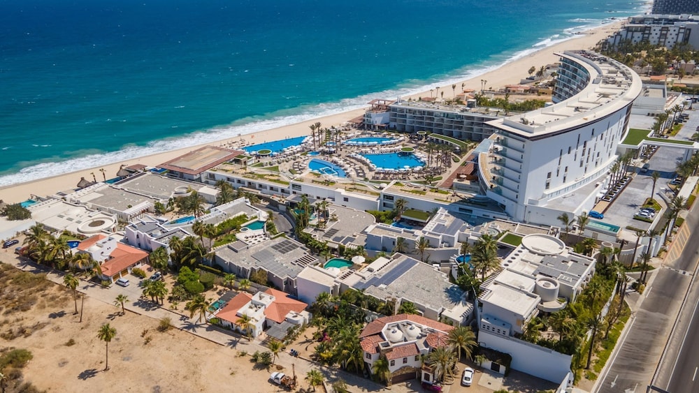 6 BR Huge Villa Steps To Beach Plus A Pool House
