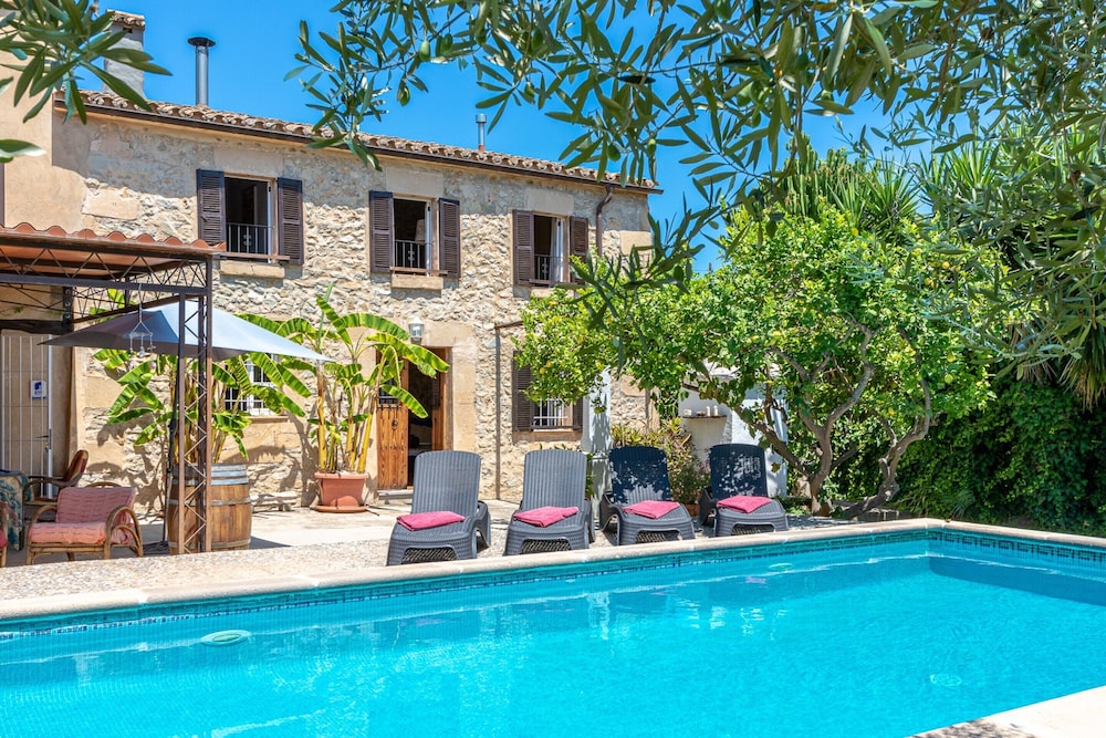Traditional Charm With Private Pool