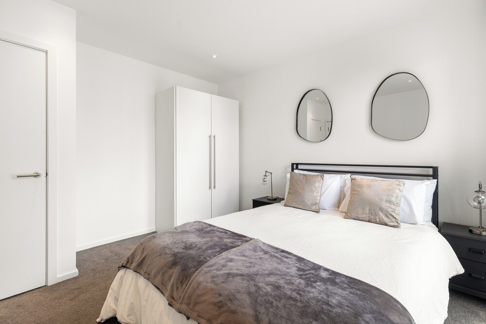 2 Bed-sleeps 4-balcony-family Friendly