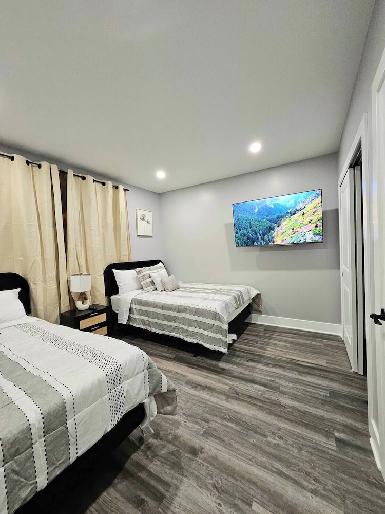 Cozy Home near City Center with Hot tub
