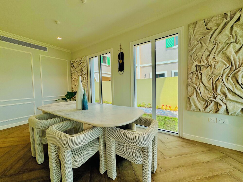 Venduras - Spacious 4BR Villa in La Mer