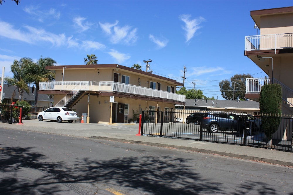 Vallejo Vacations - Express Inn - Property Image 14