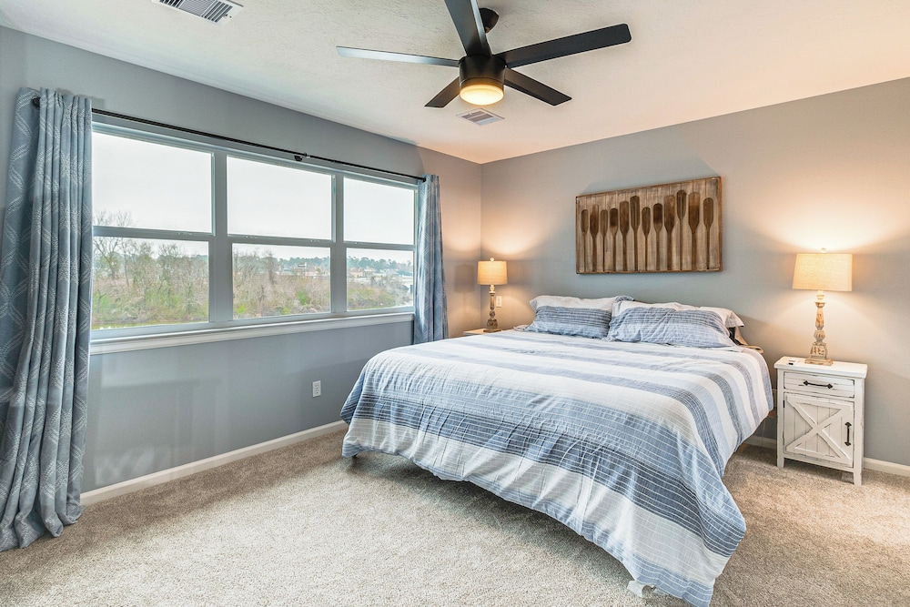 < 1 Mi to Boat Ramp: Waterfront Lake Conroe Home!