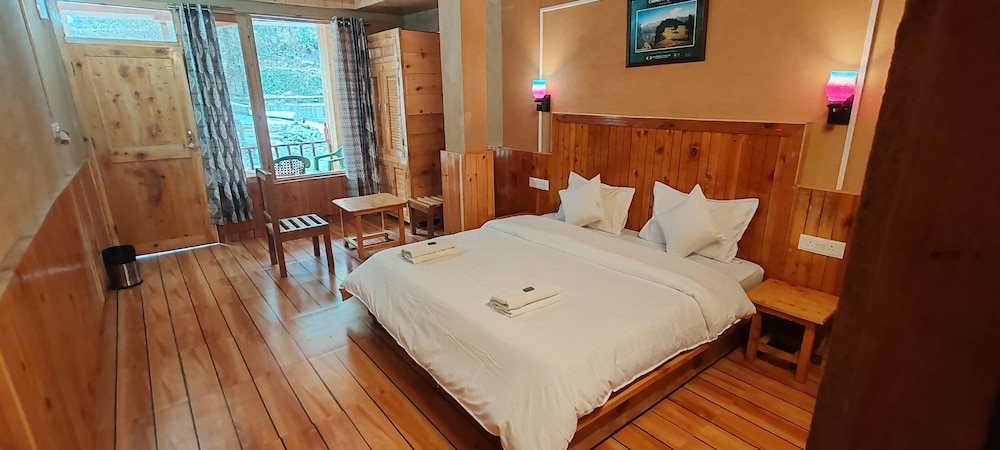 Tirthan Holidays Cottage