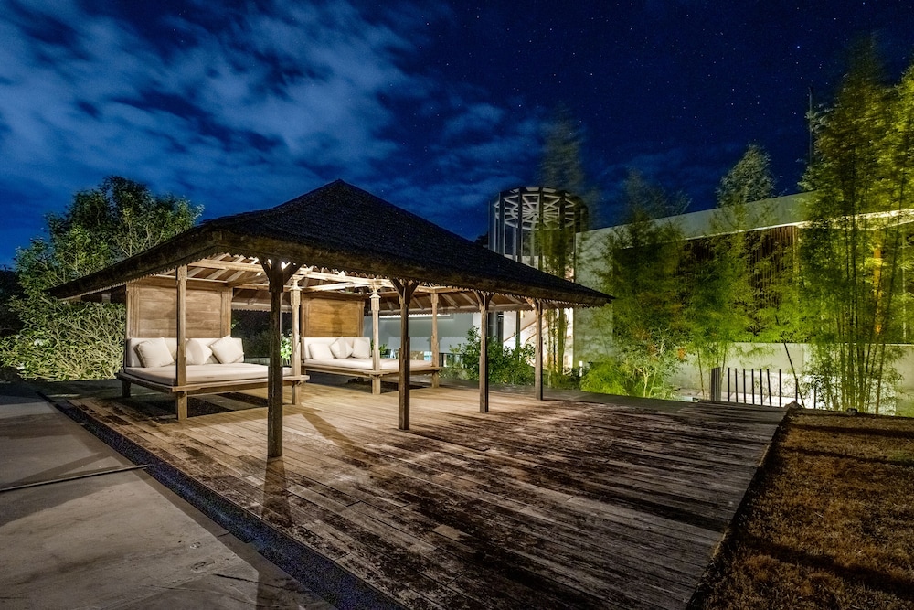 Jimbaran Balangan BeachFront Villa Nakar