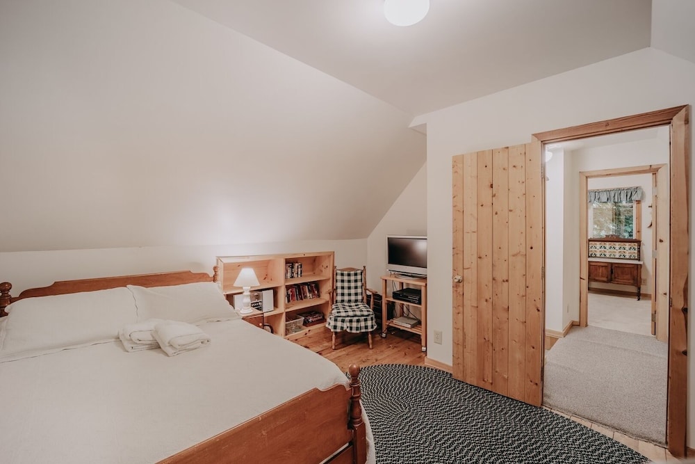 32mbr - Bbq - Pets Ok - Wood Stove - Sleeps 7 3 Bedroom Home by RedAwning