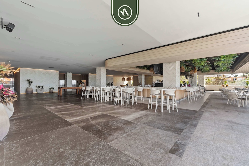 Luxury 2 BR Condo With Dream Pools - Beach - Art