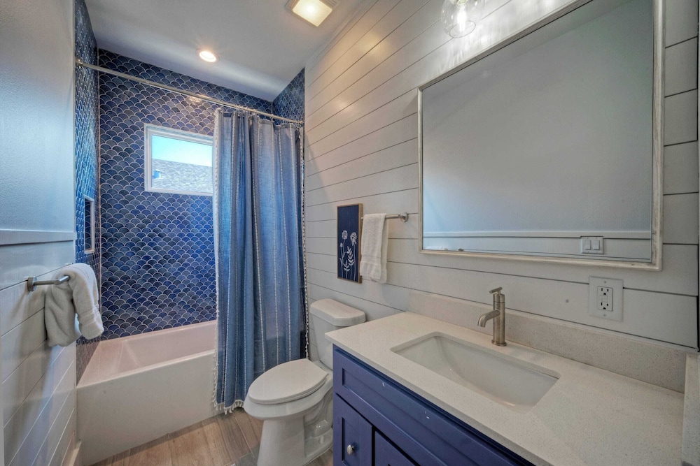 Deja Blue Coastal Retreat w/ Pool, Firepit, BBQ & Outdoor TV Lounge