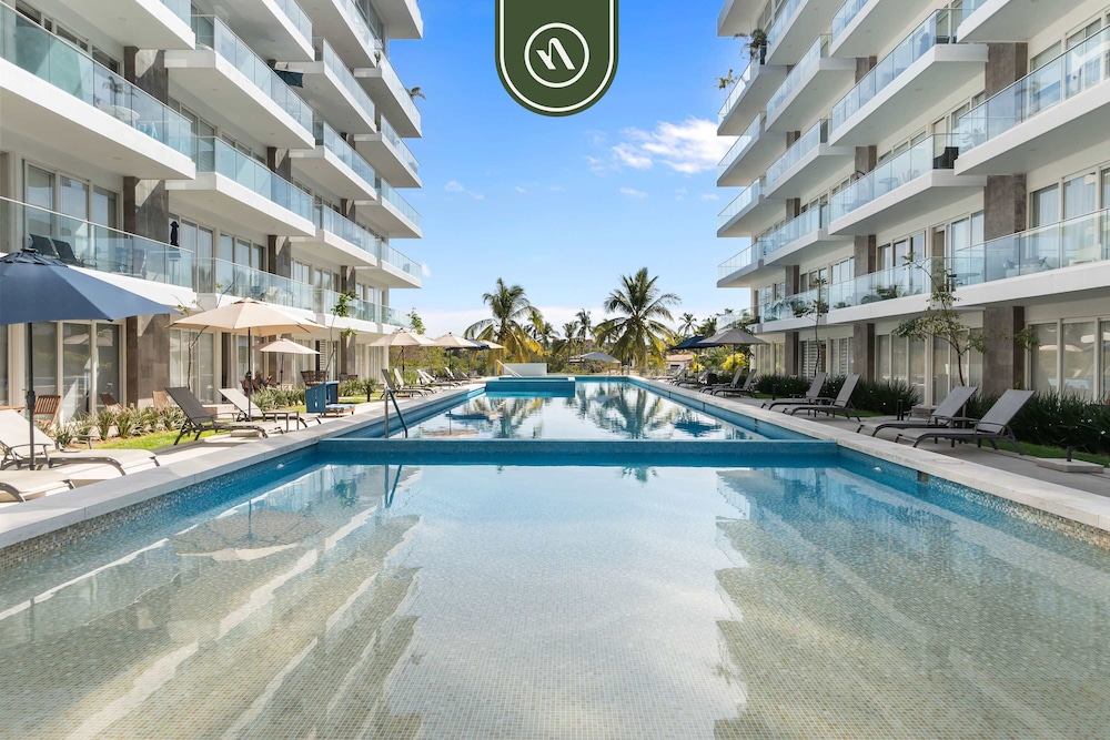 Tropical 2 BR Retreat - Close to the Beach - Pool