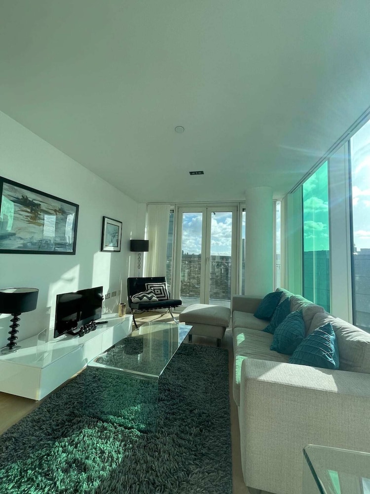 Exquisite 2BD Flat w/ Balcony, Shoreditch!