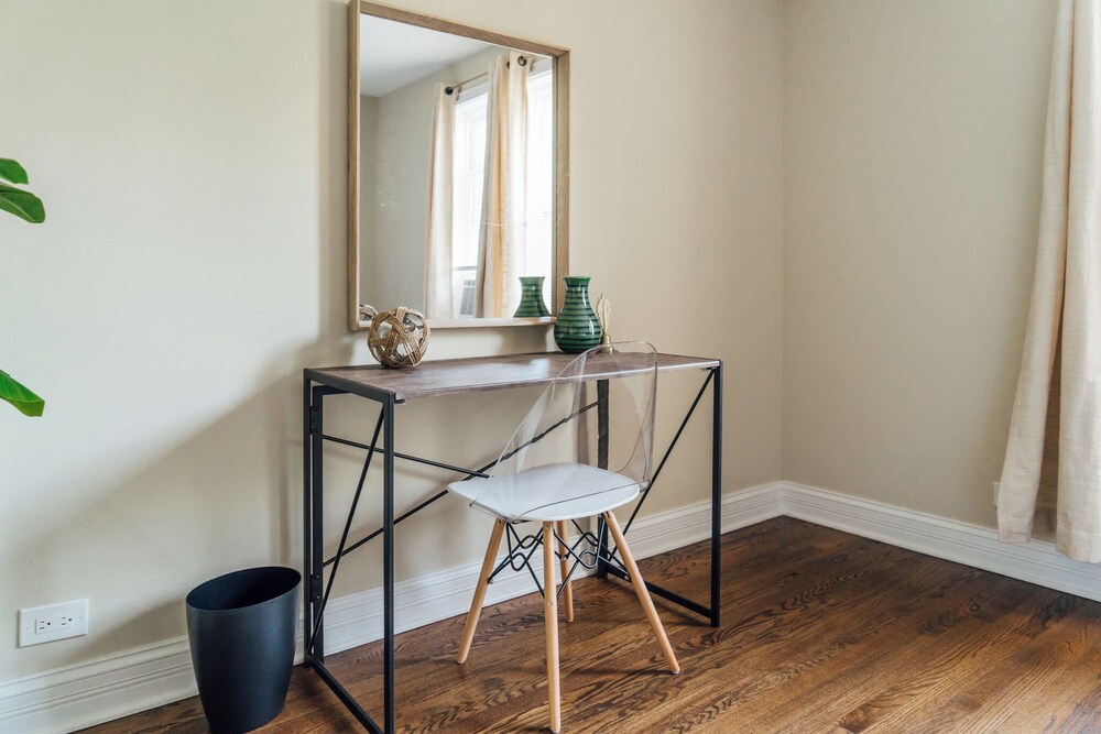 Homey 2BR - Central Charming