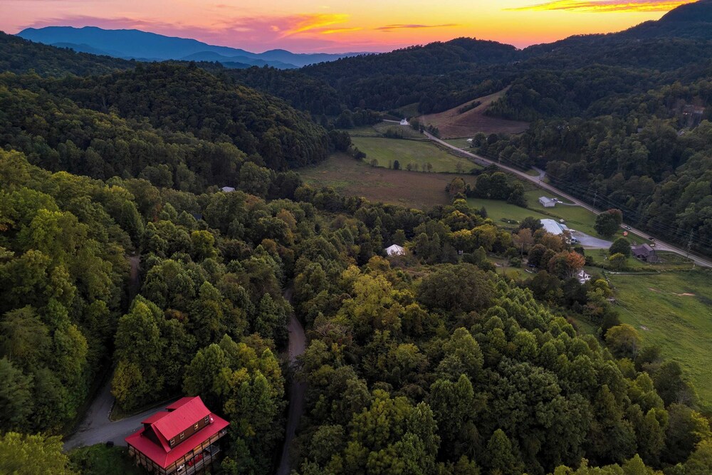 Indoor Pool, Theater, Hot Tub & Mountain Views Near Dollywood Crimson Crest by Avantstay