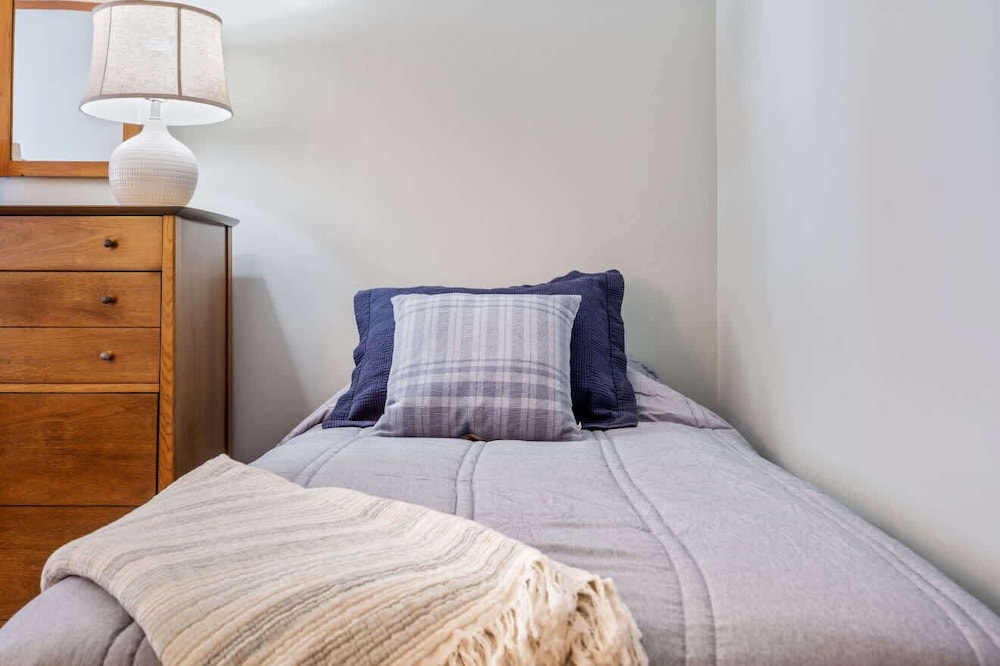 Bayview Beach Cottage For 4!