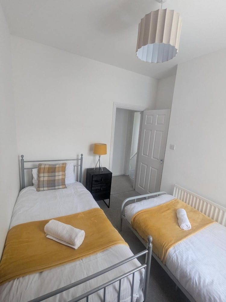 Charming Newcastle Home With Garden, Perfect for Families & Contractors