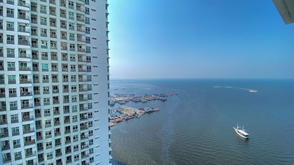 Homey And Comfort 2Br Green Bay Condominium Apartment view 5