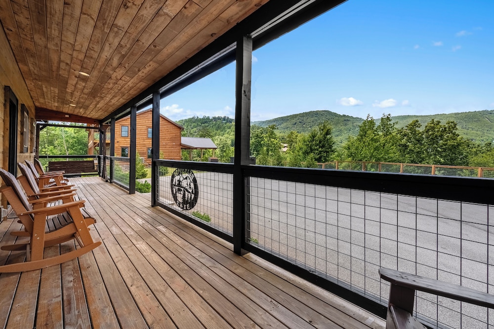 Amazing View Cabin w Gameroom Hot Tub Fire Pit