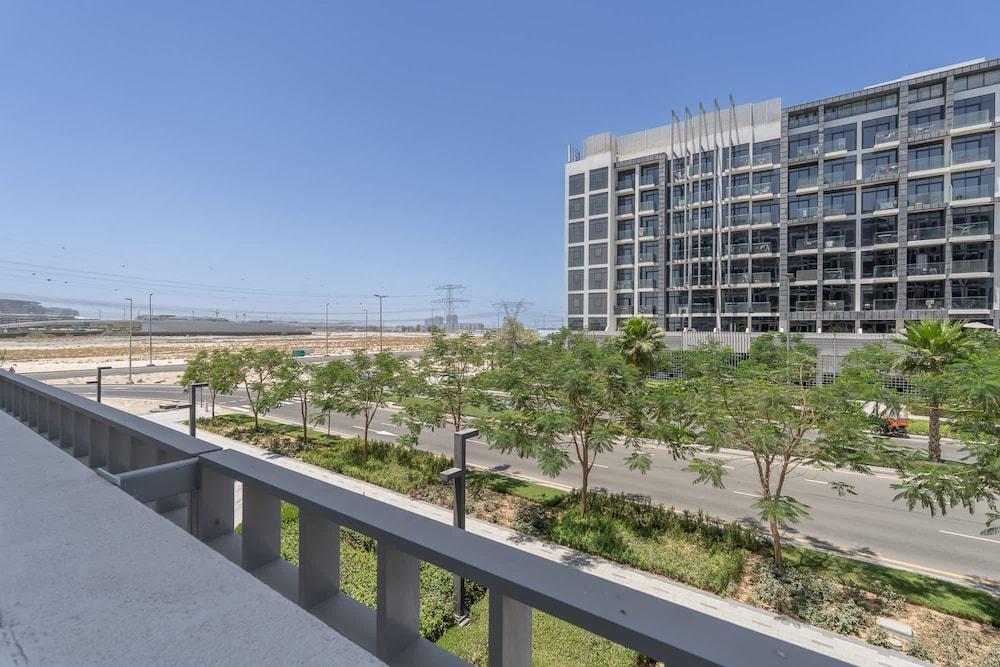 Stylish Studio Retreat in Riviera 33 Near Downtown