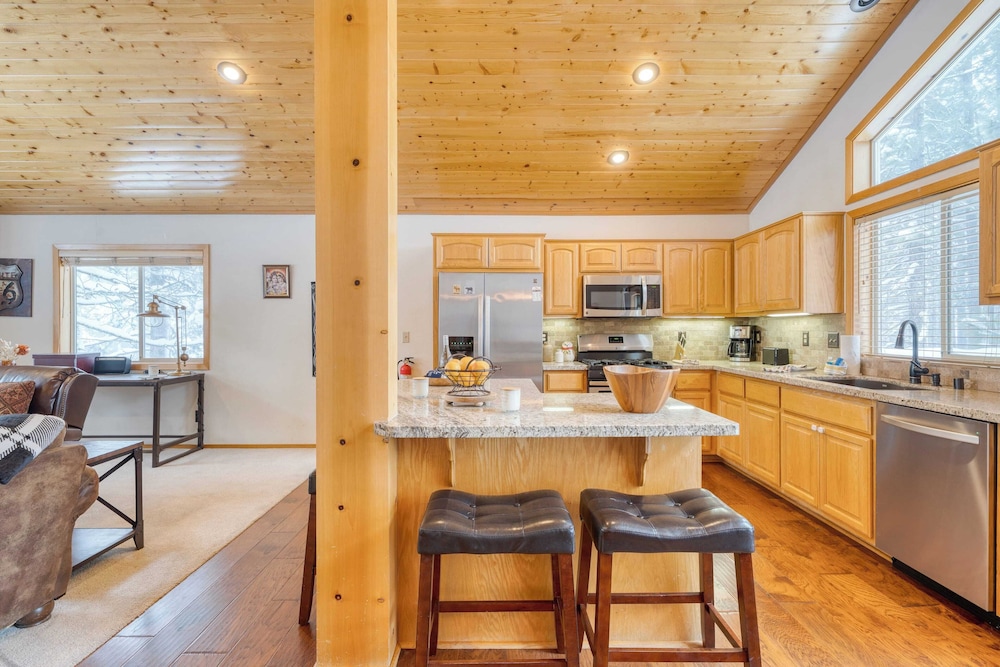 Cabin Retreat w/ Hot Tub & Fireplace - Near Northstar and Downtown Truckee